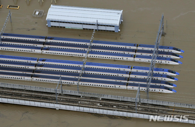 【나가노=AP/뉴시스】일본 나가노 시에 있는 고속철 신칸센 차량들이 13일 물에 잠겨있다.태풍 히기비스의 '물폭탄'으로 나가노의 하천 시나오가와의 제방이 무너지면서 홍수가 발생했다. 2019.10.13