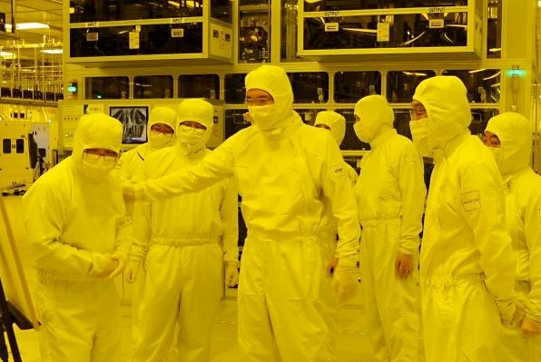 이재용(가운데) 삼성전자 부회장이 지난 8월 6일 삼성전자 천안 사업장에서 반도체 패키징 생산 라인을 둘러보고 있다. 삼성전자 제공