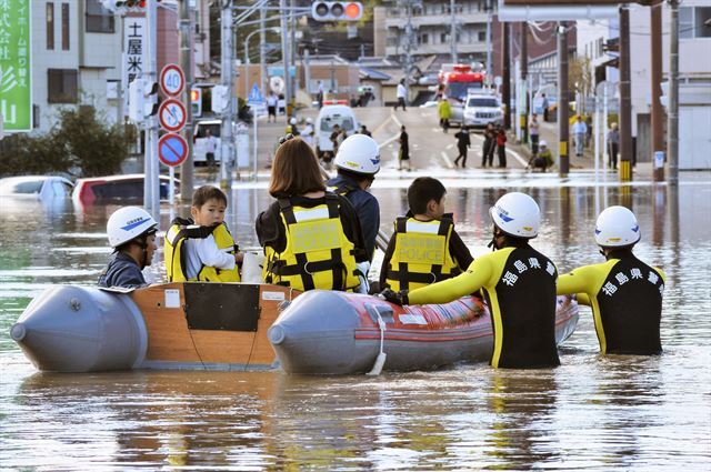 13일 일본 후쿠시마현 이와키시에서 태풍 하기비스의 영향으로 고립된 주민들이 고무보트를 타고 구조되고 있다. 폭우와 강풍을 동반한 강력한 태풍이 도쿄를 포함한 일본의 광범위한 지역을 덮쳐 일본 곳곳에서 피해가 속출했다. 이와키=AP 뉴시스