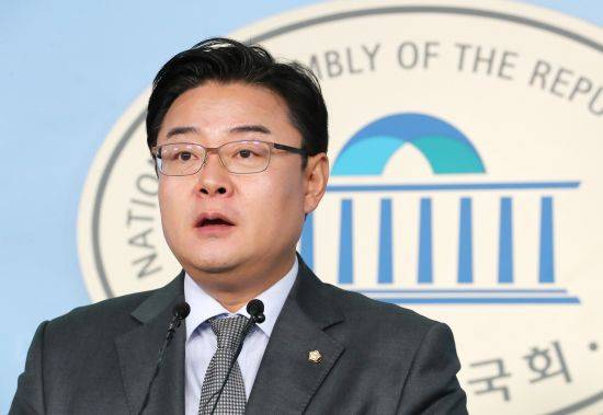 김성원 자유한국당 대변인이 14일 국회 정론관에서 조국 법무부 장관 사의 표명과 관련한 황교안 당대표의 입장문을 대독하고 읽다. 연합뉴스