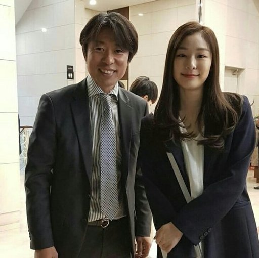 조해리 선수 결혼식에서 스피드 스케이팅 제갈성렬 감독과 함께 사진을 찍은 김연아(오른쪽).