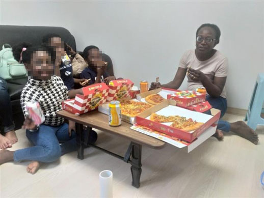 인천국제공항에서 10개월가량 체류했던 루렌도 부부와 자녀 4명이 지난 주말 경기 안산의 구세군 쉼터에 임시 거처를 꾸렸다. 13일 피자를 먹으며 웃고 있는 로데(왼쪽부터), 레마, 실로와 엄마 보베테의 모습.홍주민 목사 제공