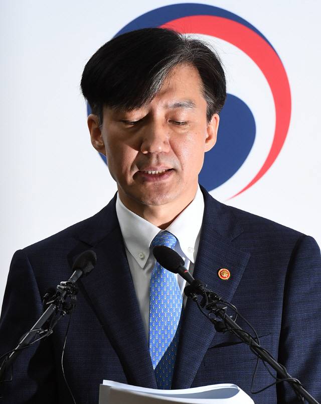 조국 법무부 장관이 14일 오전 경기도 과천시 정부과천청사 법무부에서 검찰 특별수사부 축소와 명칭 변경을 위한 규정 등 검찰개혁 방안을 발표하고 있다. 이 개혁안은 15일 국무회의에서 확정될 예정이다./과천=오승현기자