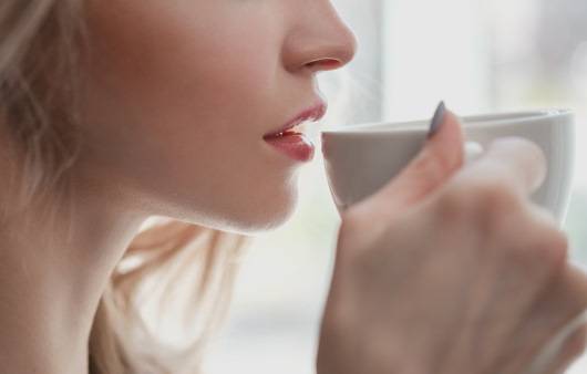 차 마시는 여자