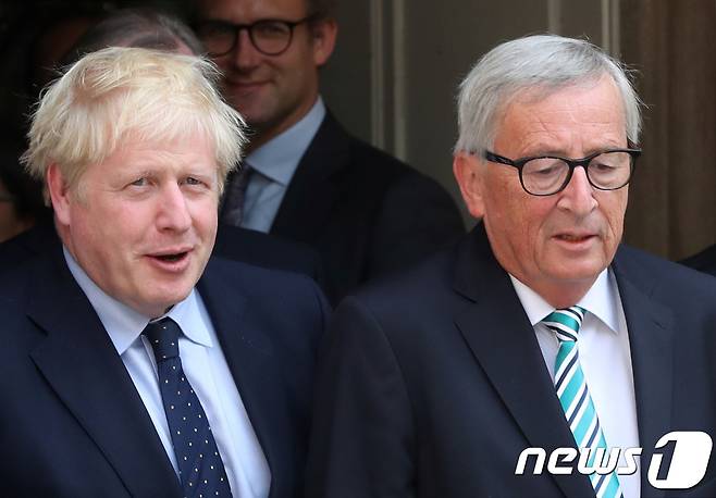 보리스 존슨 영국 총리(왼쪽)와 장클로드 융커 EU 집행위원장. <자료사진> © 로이터=뉴스1