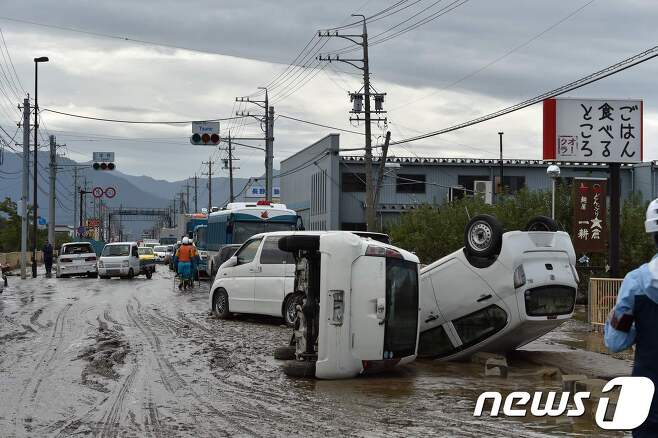하기비스 강풍에 차량들이 도로에 나뒹글고 있다. © AFP=뉴스1