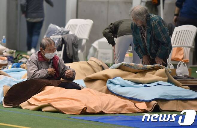 하기비스 엄습에 일본 수도권 주민 700만명에 대한 대피령이 내려졌다. 사진은 대피소 모습. © AFP=뉴스1