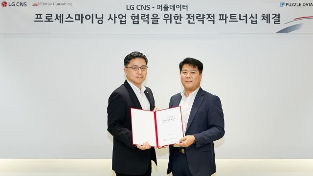 박상균 LG CNS 상무(왼쪽)와 김영일 퍼즐데이터 대표가 협약체결 후 기념 사진을 촬영하고 있다. [사진=퍼즐데이터]