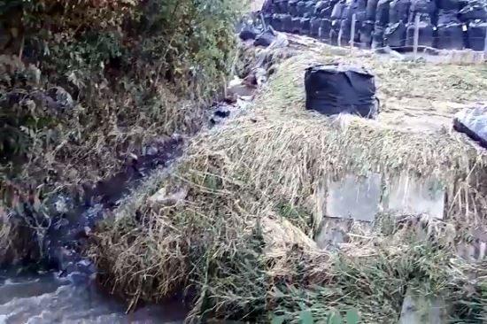 방사능 폐기물 자루가 유실된 현장을 촬영한 영상. 미우라 히데유키 기자 트위터 캡처
