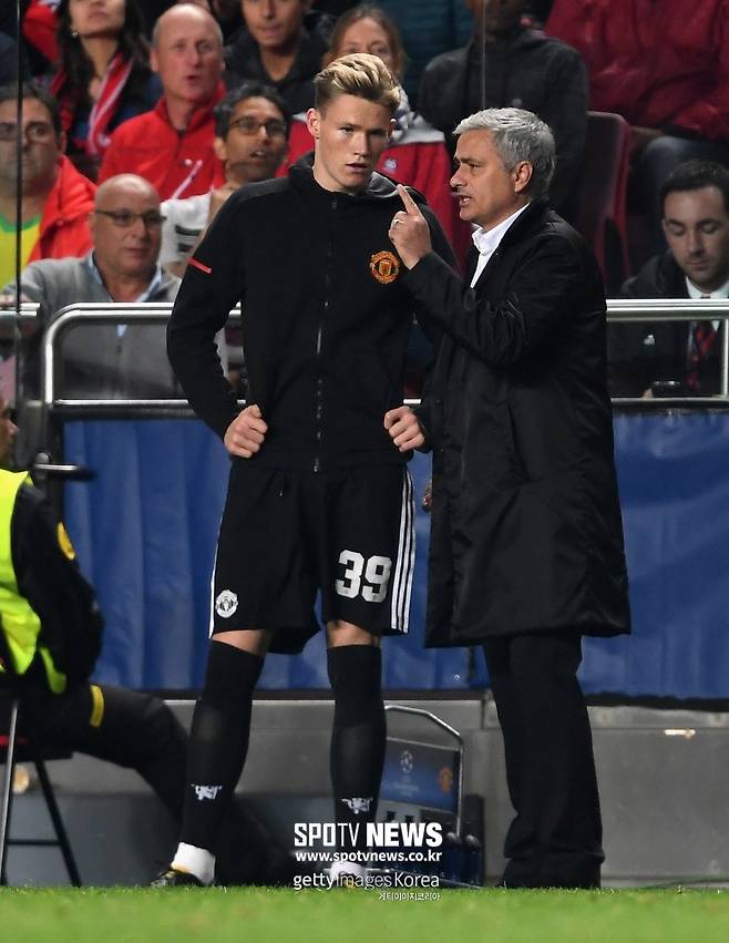 ▲ 맥토미나이(왼쪽)의 챔피언스리그 데뷔전, 무리뉴 감독이 지시를 하고 있다.