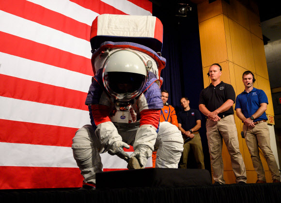 미국항공우주국(NASA)가 공개한 새 우주복을 입은 여성 (사진=AFP·연합뉴스)
