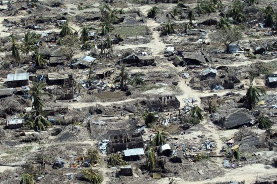 지난 4월 열대 저기압 사이클론 '케네스'가 강타한 아프리카 모잠비크 펨바 북부 이보 섬의 한 마을이 폐허로 변한 모습. 케네스의 영향으로 23만4000여 명의 이재민이 발생한 것으로 집계됐습니다.[사진=AP/연합뉴스]