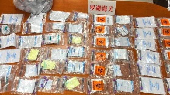 지난 2월 중국 선전에서 12세 중국 소녀가 홍콩으로 밀반출하려다 적발된 142개 임신부 혈액 샘플들. [사진 CNN 캡처]