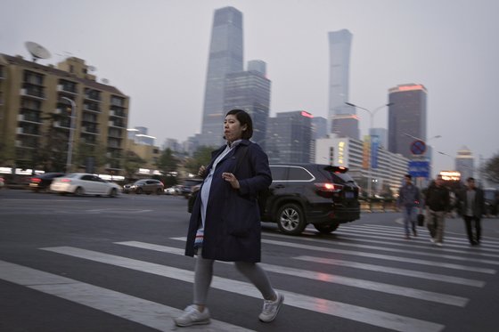 지난 4월 중국 베이징의 한 거리에서 임신부가 횡단보도를 걷고 있다.(사진은 기사내용과 관련 없음.)[AP=연합뉴스]