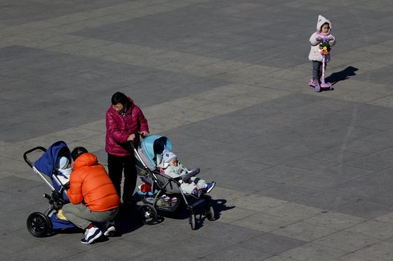 지난 2월 중국 베이징의 한 공원에서 중국 시민들이 유모차에 앉은 아이를 돌보고 있다.(사진은 기사내용과 관련없음.) [AP=연합뉴스]