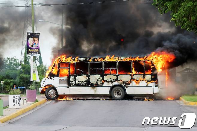 경찰과 충돌한 카르텔 조직원들이 버스를 불태우며 도로를 막은 모습. © 로이터=뉴스1