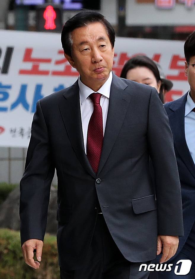 '딸 KT 채용청탁' 혐의를 받고 있는 김성태 자유한국당 의원이 18일 오전 서울 양천구 남부지법에서 열린 3차 공판에 출석하고 있다. 2019.10.18/뉴스1 © News1 박세연 기자