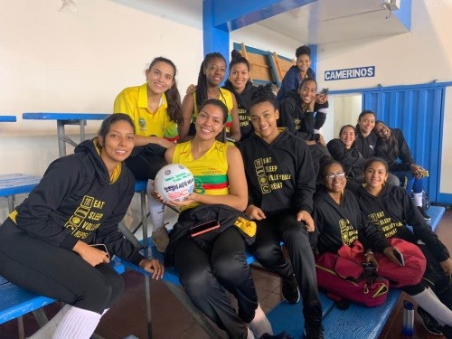 대회에 참가하기 위해 콜롬비아에서 온 파브리카 데 수에노스(Fabrica de suenos) 팀에게 세계 배구여행 공인구(Doki)와 사진을 찍어달라고 부탁했다.