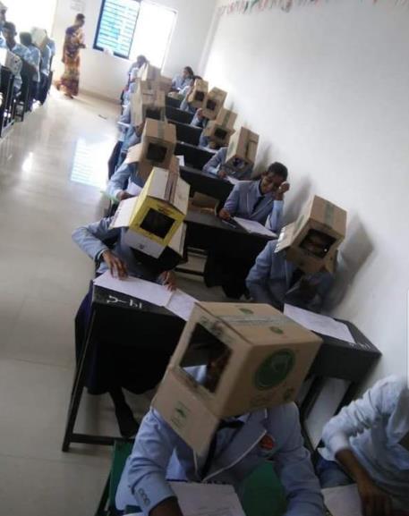 인도 대학교서 '종이상자' 머리에 쓰고 시험…커닝 방지 [@ANI]