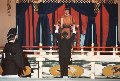1990년 11월 열렸던 아키히토 전 일왕의 즉위 선포 의식 때 가이후 도시키(海部俊樹) 당시 총리가 만세 삼창을 하고 있다. [교도=연합뉴스 자료사진]
