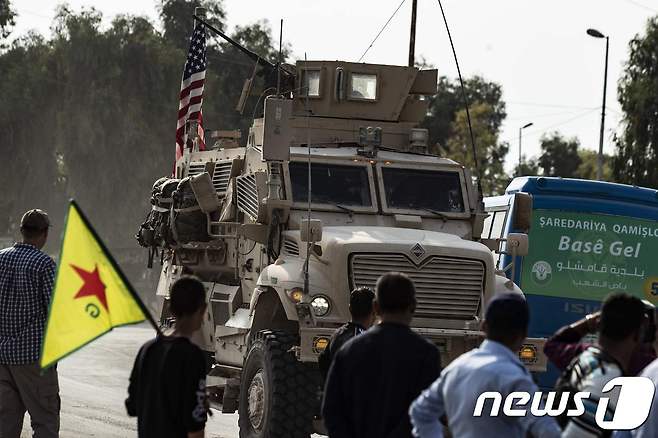 떠나는 미군들을 바라보는 쿠르드주민들.  © AFP=뉴스1