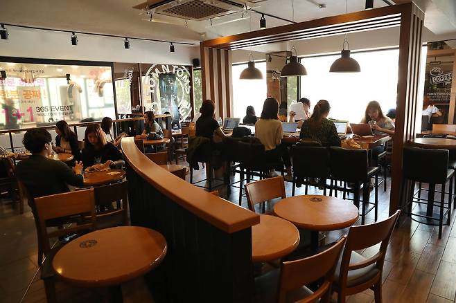 '카페에서 공부하는 사람들'의 줄임말인 일명 '카공족'이라 불리는 학생들이 카페에서 스터디 모임을 가지고 공부를 하고 있다. [중앙포토]