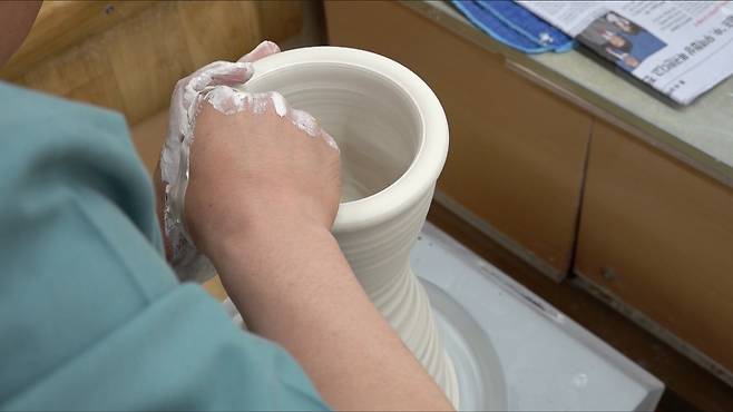 한 재소자가 도자기를 빚고 있다.