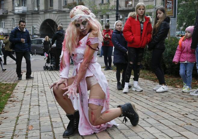 지난 26일 우크라이나 키예프에서 핼러윈을 앞두고 열린 좀비 퍼레이드에서 한 여성이 포즈를 취하고 있다. [AP=연합뉴스]