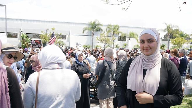 팔레스타인계 무슬림 아웃크레이니가 지난 5월17일 미국 캘리포니아주 오렌지카운티 교육청 앞에서 열린 성교육 반대 집회에 참석하고 있다.