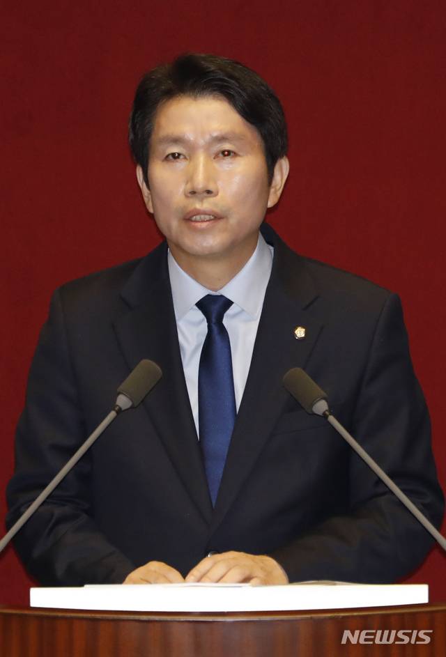 【서울=뉴시스】고승민 기자 = 이인영 더불어민주당 원내대표가 28일 서울 여의도 국회에서 열린 제371회국회(정기회) 제7차 본회의에서 교섭단체 대표연설을 하고 있다. 이 원내대표는 연설에서 '공정'과 '공존'을 강조하며 검찰 특권 철폐, 선거제도 및 국회 전면 개혁, 입시와 취업의 공정성 회복, 대기업과 중소기업의 동반 성장, 노동자와 기업인의 상생 협력 등을 주장했다. 2019.10.28.kkssmm99@newsis.com