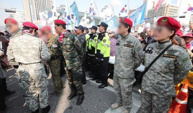 지난 2017년 3월 박근혜 전 대통령 탄핵 기각 촉구 집회에서 참가자들이 군복을 입고 서 있다. /연합뉴스