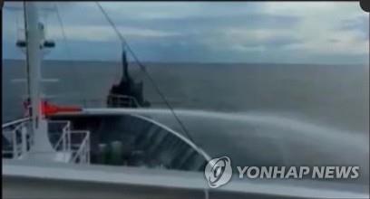 일본 수산청이 지난 18일 공개한 수산청 단속선과 북한 어선의 충돌 당시 모습. 일본 수산청은 "우리 쪽(오쿠니호)은 똑바로 가고 있었는데, 북한 배가 왼쪽으로 키를 꺾었다"고 주장했다. [연합뉴스 자료사진]