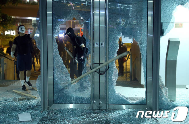 복면 금지법 시행 첫날인 5일 홍콩 시위대가 웡타이신에 있는 정부 기관 건물을 파괴하고 있다. © 로이터=뉴스1 © News1 박형기 기자