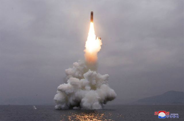 북한이 지난 2일 신형 잠수함발사탄도미사일(SLBM) '북극성-3형'을 성공적으로 시험발사했다고 조선중앙통신이 3일 보도했다. 사진은 중앙통신 홈페이지에 공개된 북극성-3형 발사 모습. 연합뉴스 자료사진.