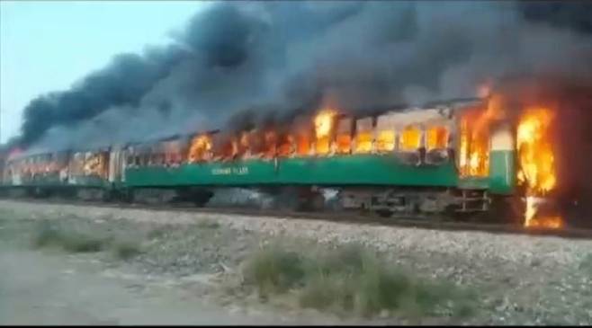 31일(현지시간) 파키스탄 중부 라힘야르칸 인근을 지나던 열차가 객차 내 스토브 폭발로 화재가 발생에 불길에 휩싸여 있다. 라힘야르칸|로이터연합뉴스