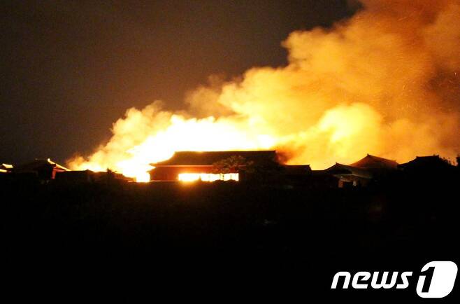 지난 31일 일본 오키나와현 나하시 슈리성(首里城)에서 화재가 발생해 주요 건물 4곳이 전소됐다. © AFP=뉴스1