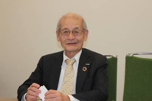 (도쿄=연합뉴스) 데라사키 유카 통신원 = 리튬이온전지 개발에 기여한 공로로 올해 노벨화학상 공동수상자로 선정된 요시노 아키라(吉野彰) 아사히카세이(旭化成)㈜ 명예 펠로가 31일 오후 도쿄 히비야미쓰이타워에 있는 아사히카세이 본사 소회의실에서 인터뷰 직전 포즈를 취하고 있다.