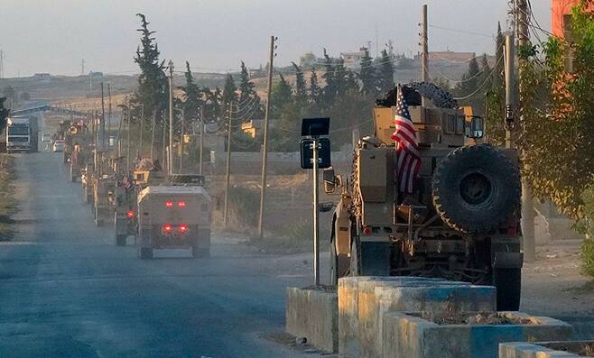 ⓒAP Photo트럼프 대통령은 ‘시리아 주둔 미군 철수’에 따른 플랜 B를 마련하지 않은 것으로 알려졌다. 위는 10월7일 시리아 국경 지역을 이동하는 미군.