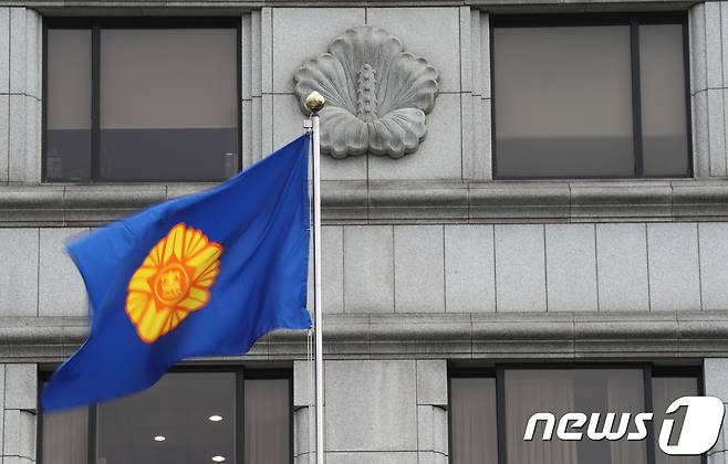 서울 종로구 재동 헌법재판소에 게양된 깃발이 바람에 펄럭이고 있다. 2017.9.11/뉴스1 © News1 오대일 기자