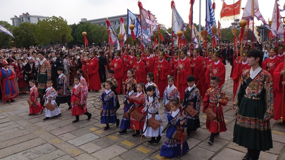 지난달 26일 저장성 자싱시에서 열린 제7회 시탕 한푸문화제 개막행사로 열린 ‘왕조카니발’에 어린이들이 중국 전통 복장인 한푸 차림으로 행진하고 있다. 사진=장창관 프리랜서