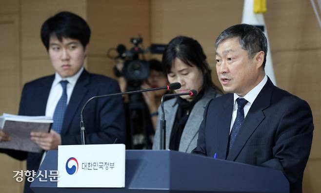 박백범 교육부 차관이 5일 정부서울청사에서 대입 학생부종합전형 실태조사 결과를 발표하고 있다. 김창길 기자 cut@kyunghyang.com