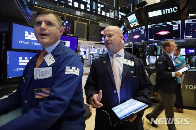 【뉴욕=AP/뉴시스】뉴욕 증권거래소에서 15일(현지시간) 트레이더들이 분주하게 일하고 있다. 2019.08.16.