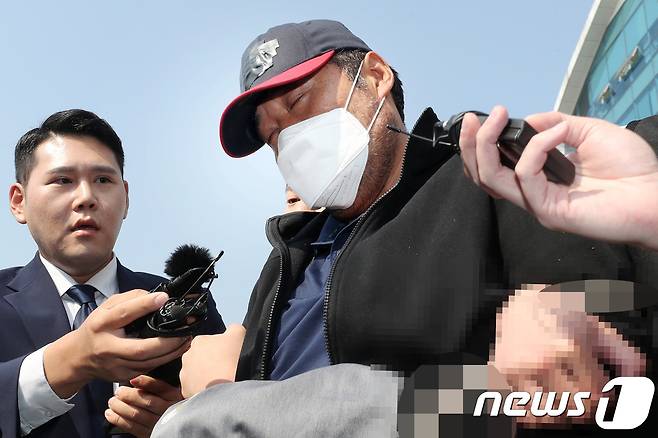 골프채 등으로 아내를 때려 숨지게 해 살인혐의로 구속된 유승현 전 김포시의회 의장(55)이 검찰 송치를 위해 23일 오전 9시쯤 김포경찰서를 나서고 있다.2019.5.23/뉴스1 © News1 정진욱 기자