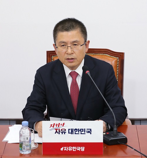 황교안 자유한국당 대표가 6일 서울 여의도 국회에서 21대 총선을 앞두고 기자회견을 하고 있다. 사진=뉴스1