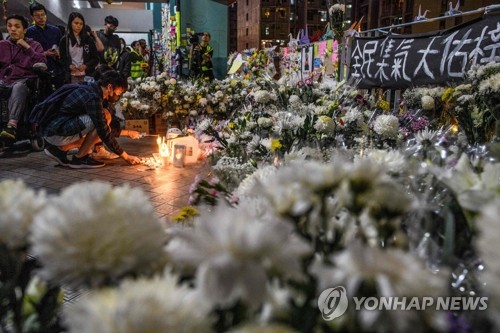 숨진 대학생 추모하는 홍콩 시민들 (홍콩 AFP=연합뉴스) 8일 홍콩에서 시민들이 촛불을 밝히며 시위현장 근처에서 추락사한 대학생 차우츠록을 추모하고 있다. 차우는 지난 4일 시위현장 부근의 주차장에서 추락해 머리를 심하게 다친 후 이날 사망했다. leekm@yna.co.kr