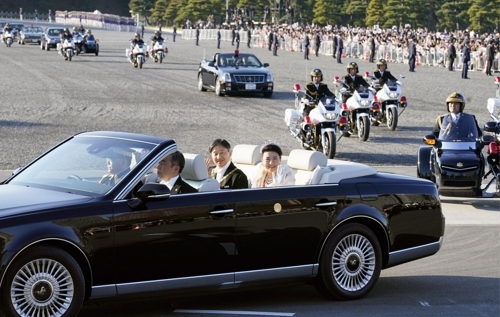 (도쿄 교도=연합뉴스) 나루히토 일왕과 마사코 왕비가 10일 오후 3시쯤 카퍼레이드를 하기 위해 오픈카를 타고 도쿄 왕궁을 출발하고 있다. 오픈카는 도요타자동차의 하이브리드 세단인 '센추리'를 개조한 것이다.