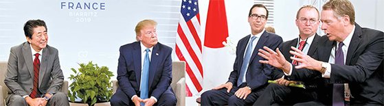 지난 8월말 프랑스 비아리츠에서 열리고 있는 G7 정상회의에 참석 중인 도널드 트럼프 미국 대통령(왼쪽 둘째)과 아베 신조 일본 총리(왼쪽)가 25일 미·일 정상회담을 가졌다. 정상회담에 배석한 로버트 라이트하이저 미 무역대표(오른쪽)가 양국 무역 실무협상 결과를 설명하고 있다. [AP=연합뉴스]