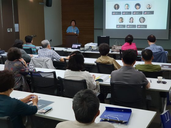 5일 서울 강남의 한 컨벤션센터에서 열린 미국 투자이민 설명회에서 참석자들이 발표를 듣고 있다. 임성빈 기자