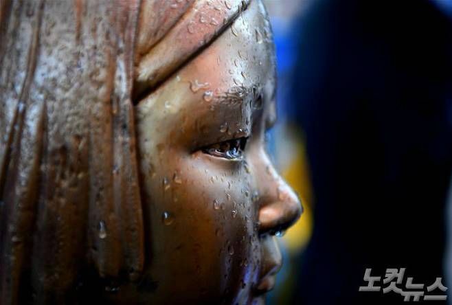 서울 종로구 옛 주한일본대사관 앞에 자리한 평화의 소녀상이 비에 젖어 있다. (사진=박종민 기자/자료사진)