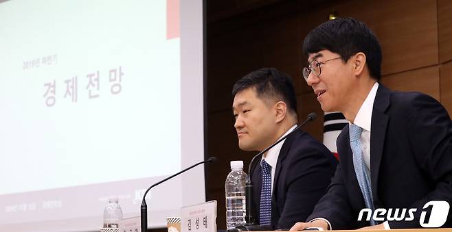 김성태 KDI 경제전망실장과 정규철 전망총괄이 지난 12일 정부세종청사 기획재정부 브리핑실에서 2019년 하반기 경제전망 브리핑을 하고 있다. KDI는 2020년 경제 성장률은 내수와 수출의 개선이 제한적인 수준에 머물면서 2.3%내외의 상승할 것으로 내다봤다. 2019.11.13/뉴스1 © News1 장수영 기자